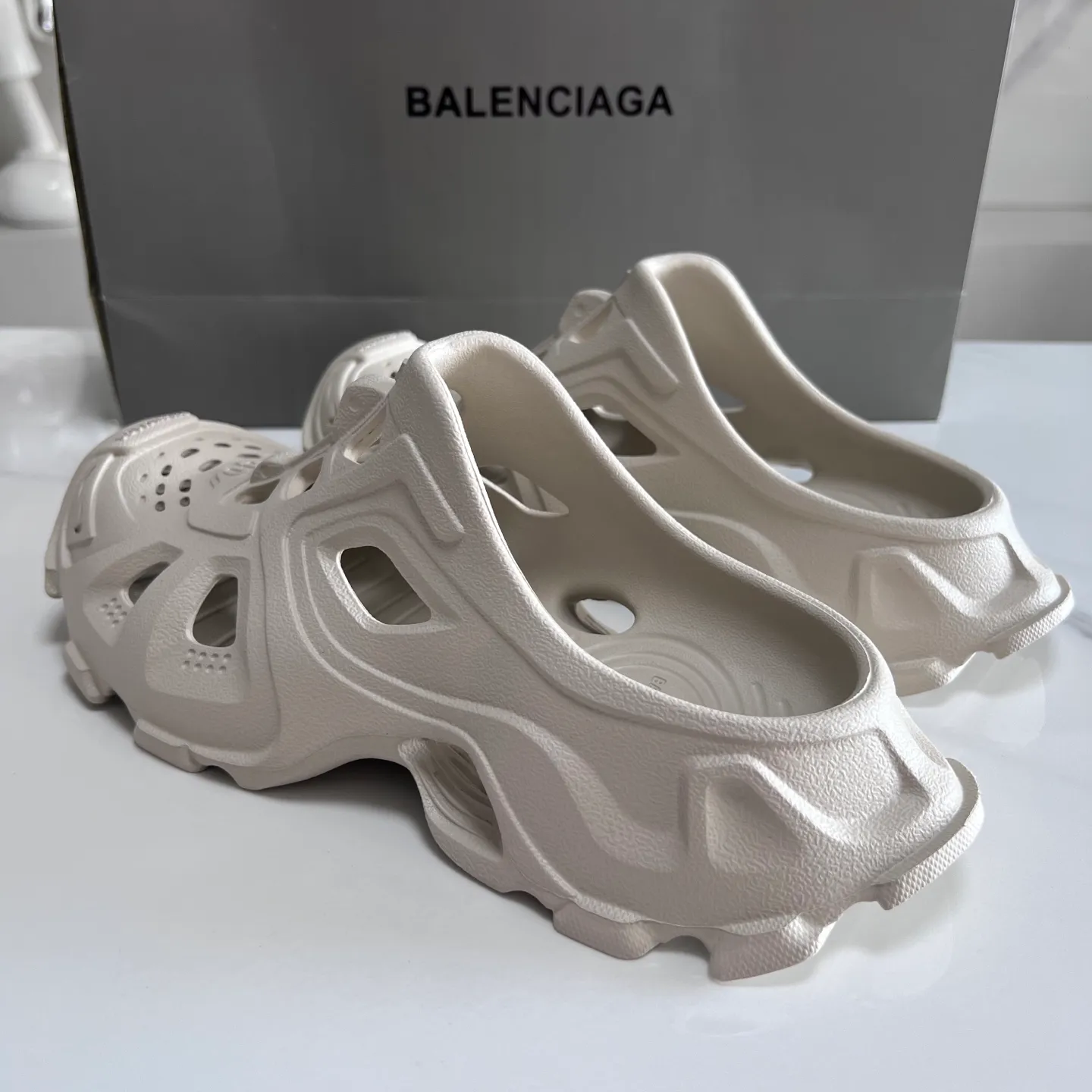 👟👟Ex-factory price 380👟👟 Balenciaga must-have beach shoes for summer: Men's and women's shoes are made of ultra-light 95% (injection molding) EVA plastic, 5% foam plastic foam cushioning material #Ultra-lightweight one-piece foam shoe mold ❗ New summer product, French high-end luxury brand - Balenciaga BALENCIAGA 3XL Rubber Low Top Sneakers 3XL version series summer beach wading versatile trendy lace-up casual sports hole sandals. Size: 35-46